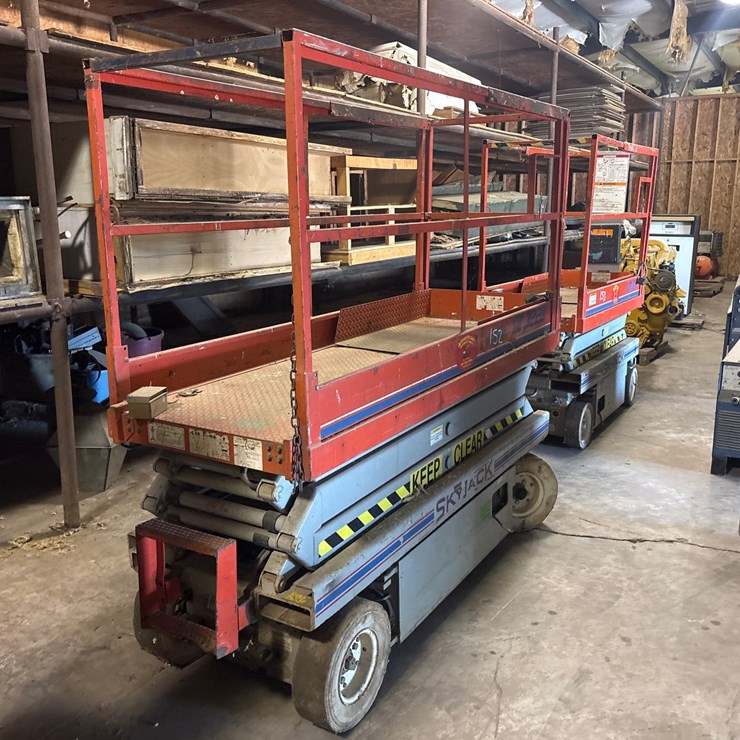 #152 • Skyjack SJIII 3220 Electric Scissor Lift