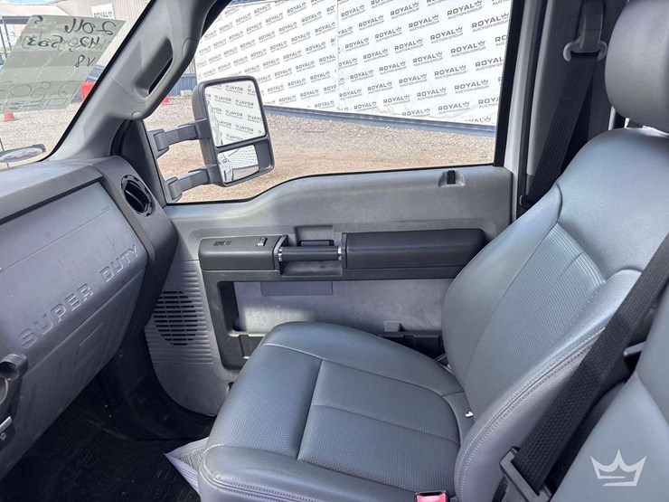 2016-ford-f-250-crew-cab-pickup-truck-image-16