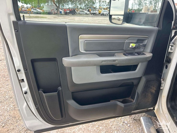 2018-ram-5500-4x4-palfinger-stake-bed-gas-cylinder-delivery-truck-image-11