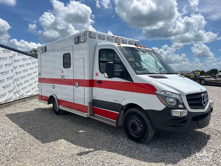 2015-mercedes-benz-sprinter-3500-ambulance-image-2