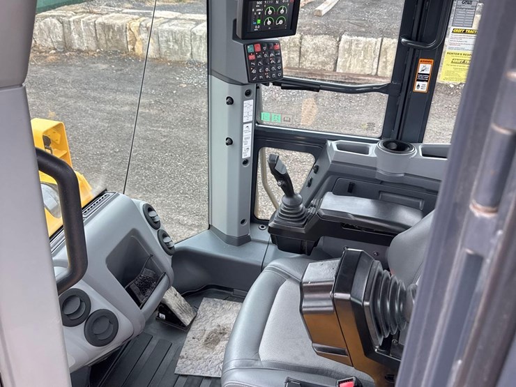 2024-deere-844-p-tier-image-33