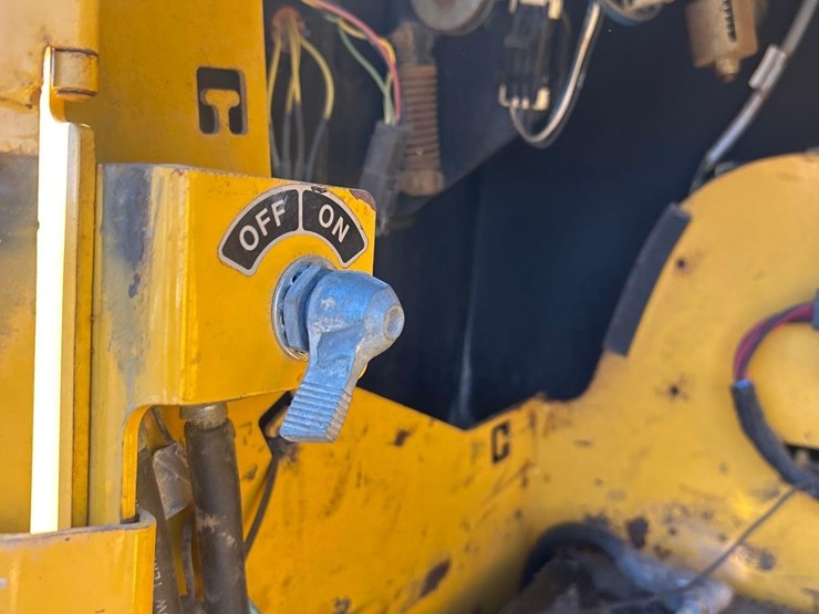 2008-deere-700j-xlt-image-11