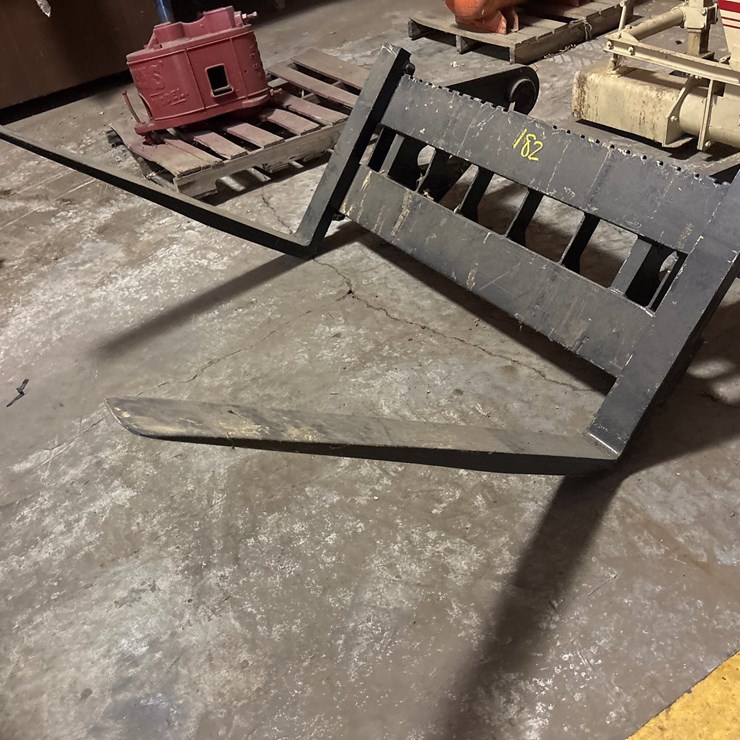 #182 • Pallet Fork Carriage Attachment with Quick-Attach Hooks