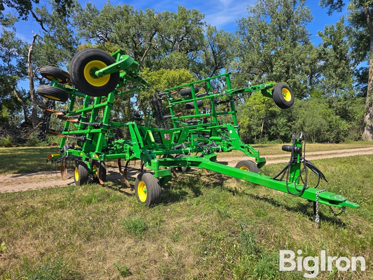 2022-john-deere-2430-image-3