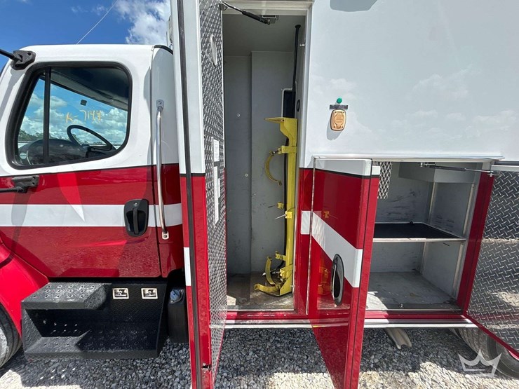 2015-freightliner-m2-106-ambulance-image-26