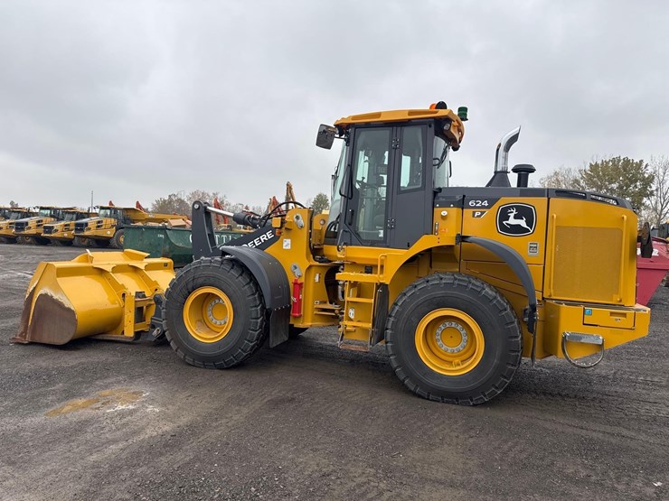 2024-john-deere-624-image-3