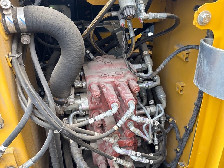 2024-john-deere-85-image-26