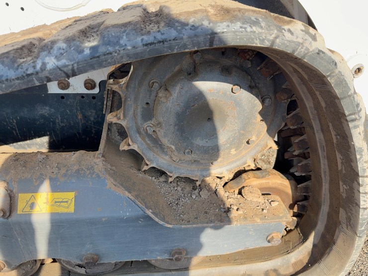 2023-bobcat-t740-image-16