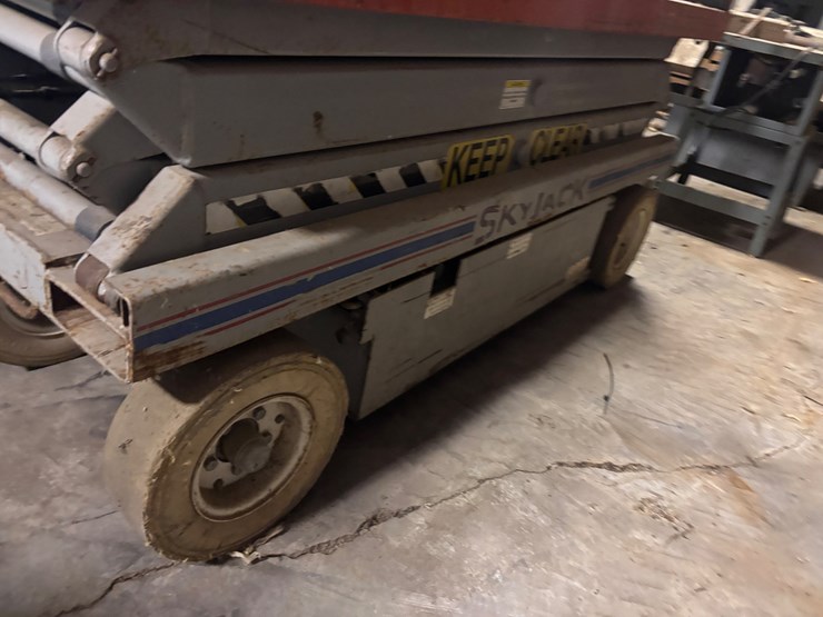 #148-•-skyjack-sjiii-3220-electric-scissor-lift-image-4