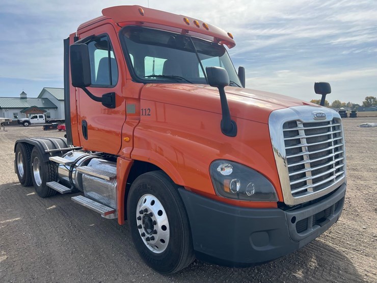 2015-freightliner-cascadia-day-cab-image-3