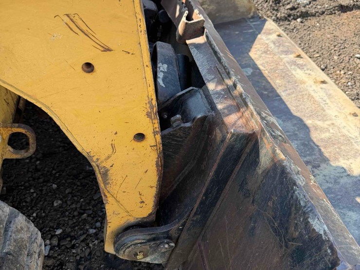 2010-caterpillar-257b2-image-10