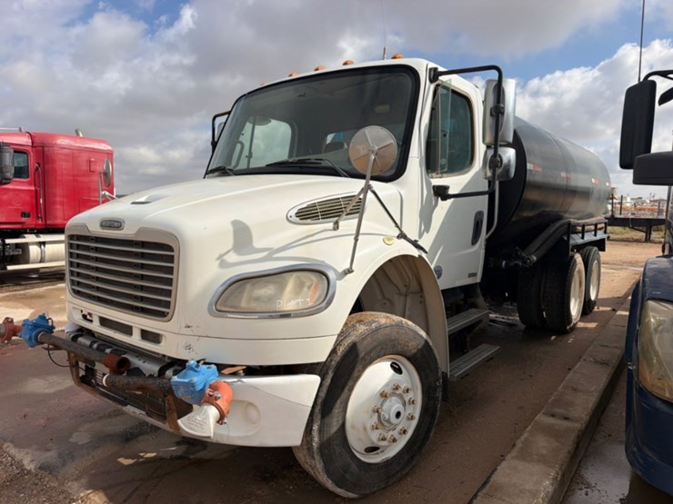 2012-freightliner-m2-106-image-1