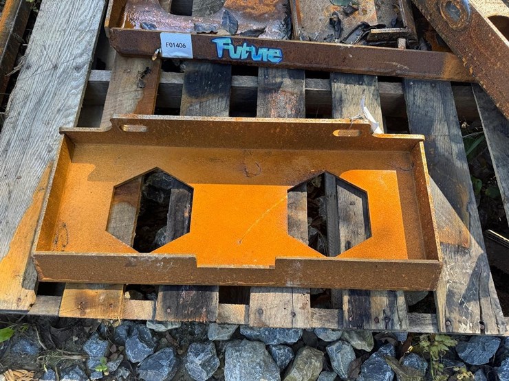 mini-skid-steer-mounting-plate-image-2