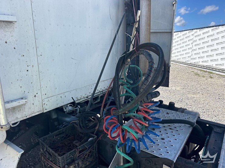 1993-freightliner-fld120-t/a-wet-kit-sleeper-cab-tractor-truck-image-24