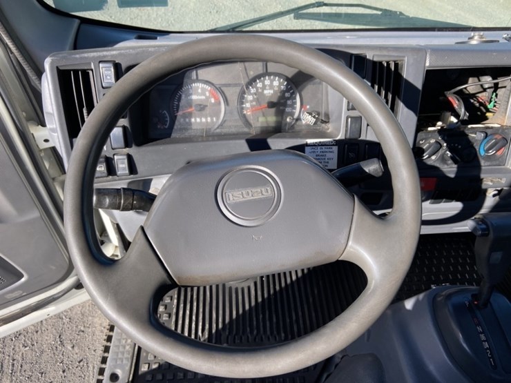 2013-isuzu-npr-image-21