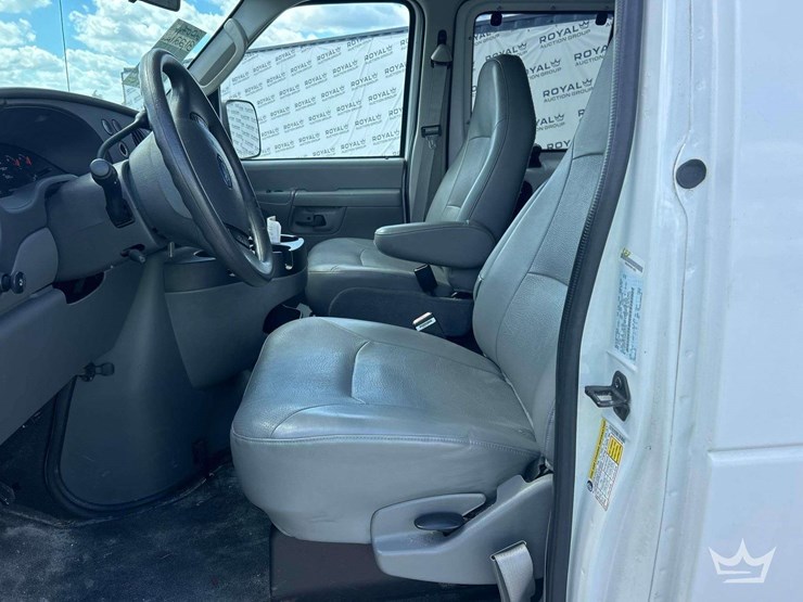 2007-ford-e-350-passenger-van-image-12