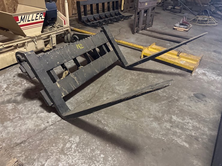 #182-•-pallet-fork-carriage-attachment-with-quick-attach-hooks-image-2