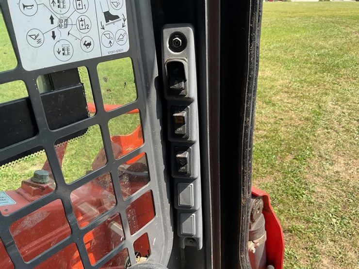 2017-kubota-ssv65-image-21