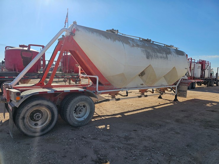 1979-fruehauf-1,070-cu-ft-t/a-pneumatic-dry-bulk-trailer-image-3