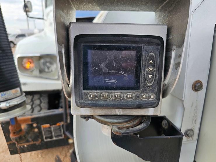 2013-freightliner-114sd-image-19