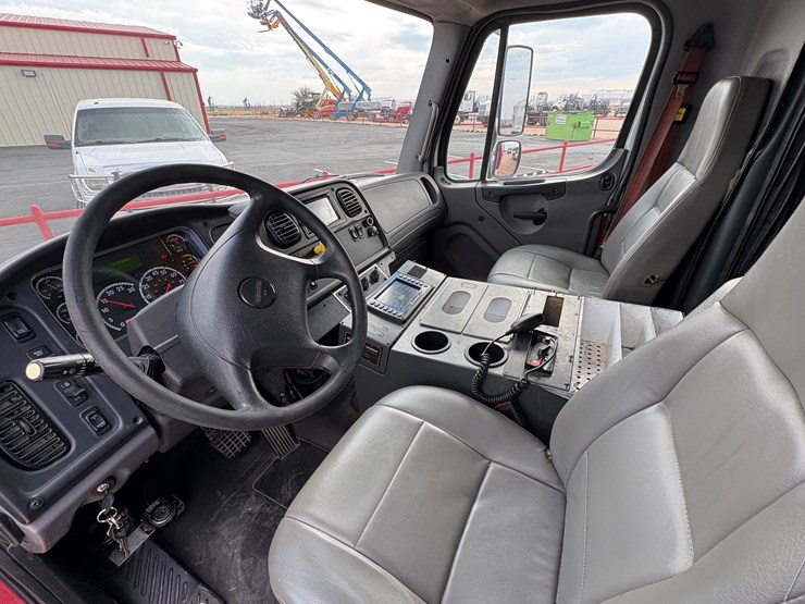 2016-freightliner-m2-106-image-9