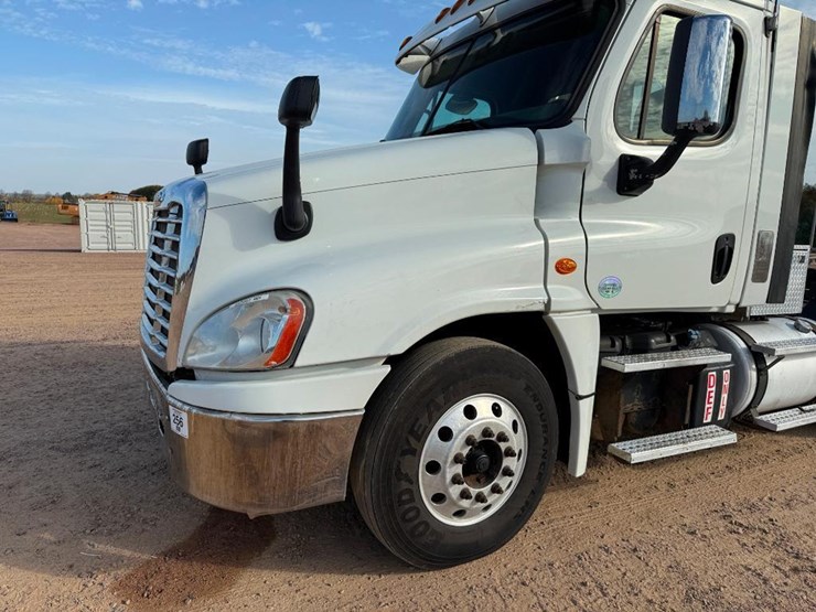 freightliner-cascadia-125-image-23