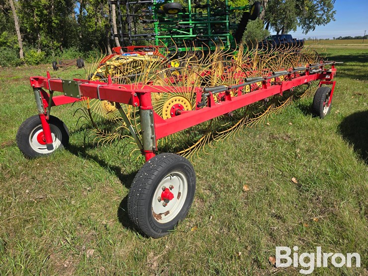 tonutti-v12-12-wheel-v-rake-image-5