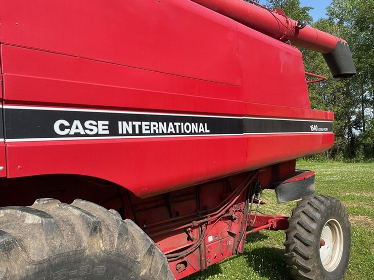 2011-case-ih-1640-image-9