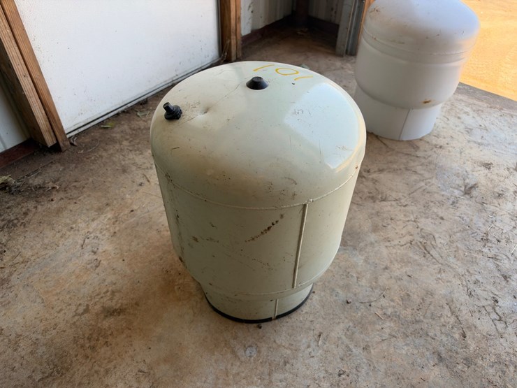 #101-•-zurn-wilkins-wxtp-50v-14-gal-thermal-expansion-tank-image-2