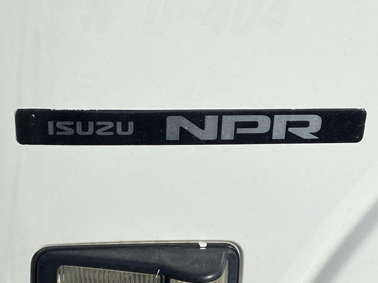 2013-isuzu-npr-image-10