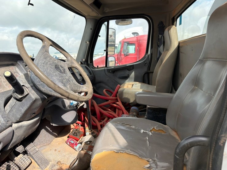 2012-freightliner-m2-106-image-10