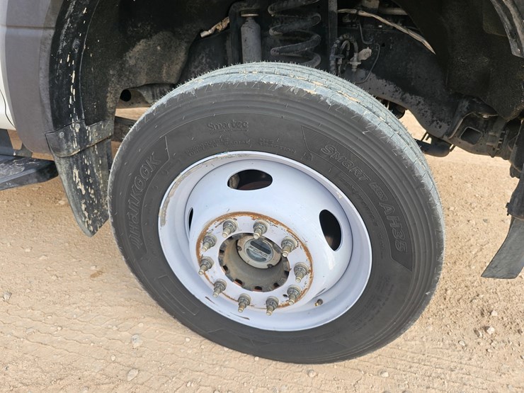 2021-ford-f550-image-18