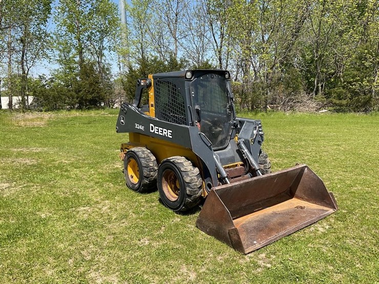 2018-deere-324e-image-3