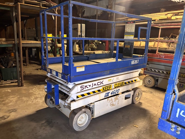 #147-•-skyjack-sjiii-4620-electric-scissor-lift-image-2