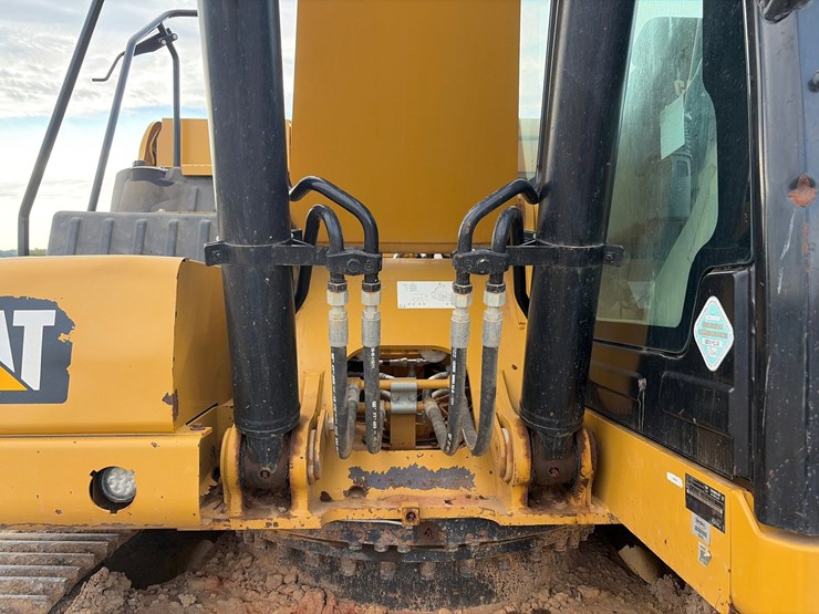 caterpillar-320-image-5