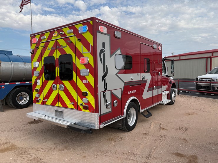 2016-freightliner-m2-106-image-5