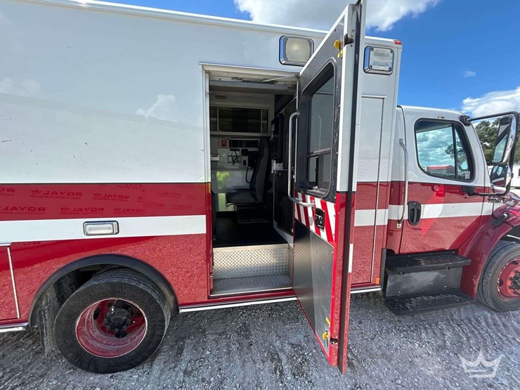 2015-freightliner-m2-106-ambulance-image-35