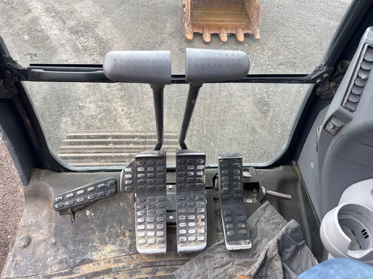 2024-john-deere-350-image-44