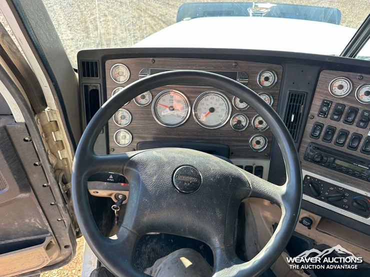 2012-freightliner-coronado-122-image-13