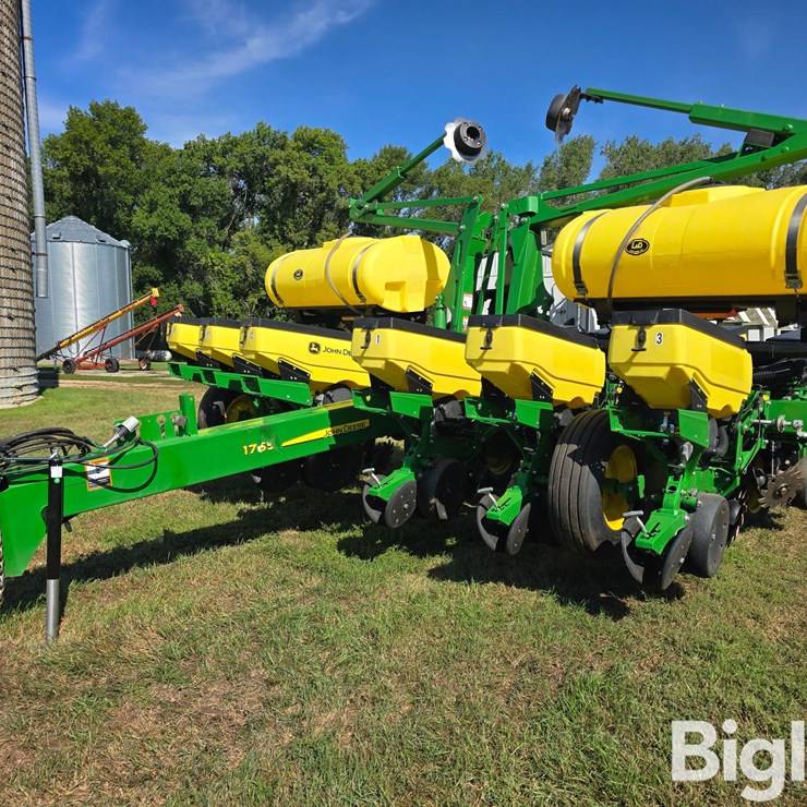 2017 JOHN DEERE 1765