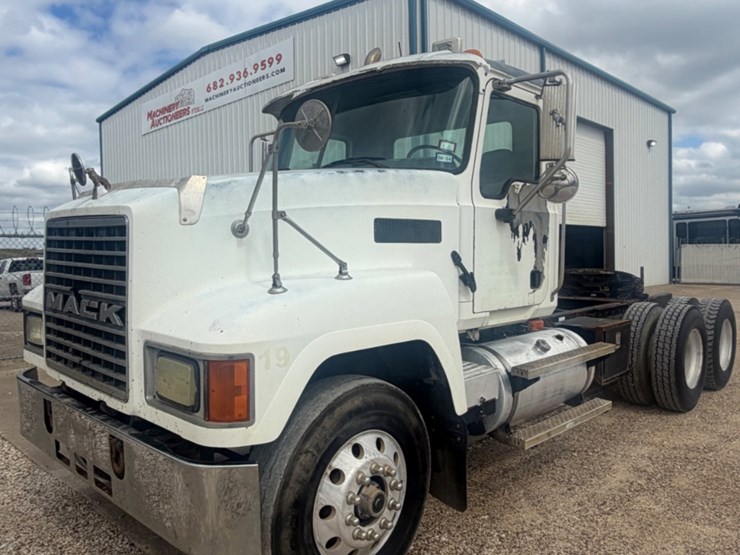2004-mack-ch613-image-1