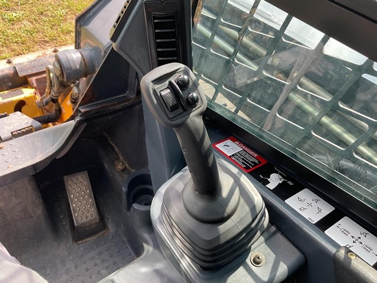 2010-deere-318d-image-18