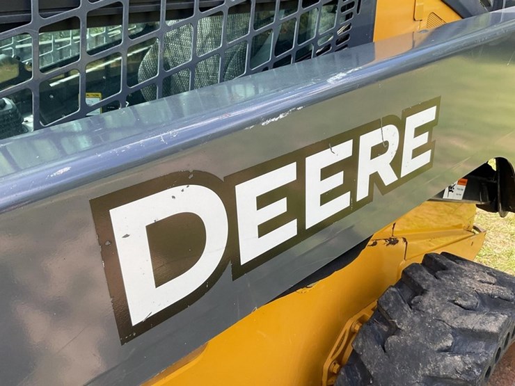 2010-deere-318d-image-11