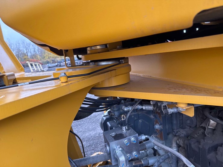 2024-deere-844-p-tier-image-13