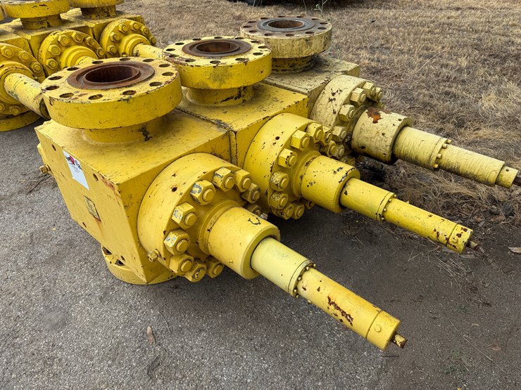 (3-x-$)-7-1/16”-10k-wp-flanged-manual-frac-valves-image-3