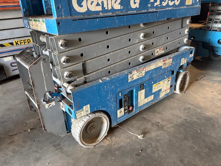 #155-•-genie-gs-1930-self-propelled-electric-scissor-lift-image-6