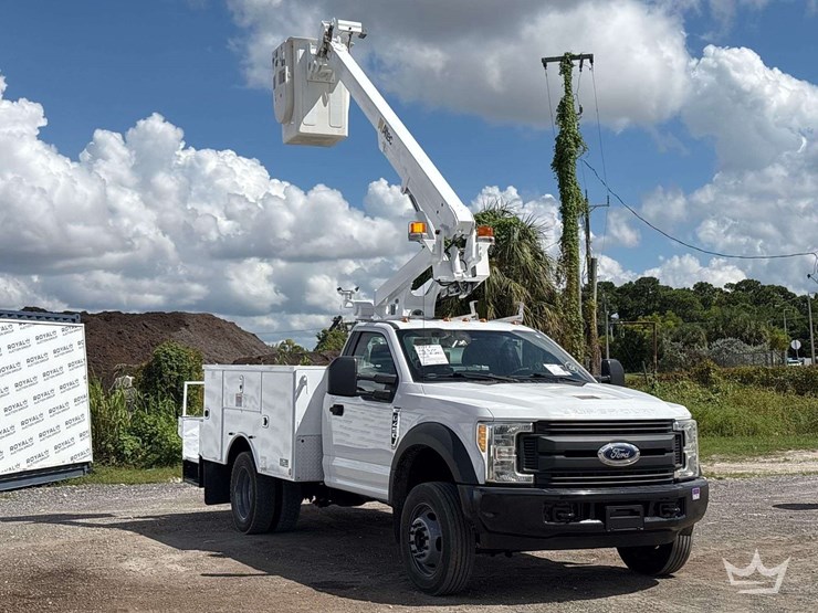 2017-ford-f-450-altec-at200a-30ft.-bucket-truck-image-2