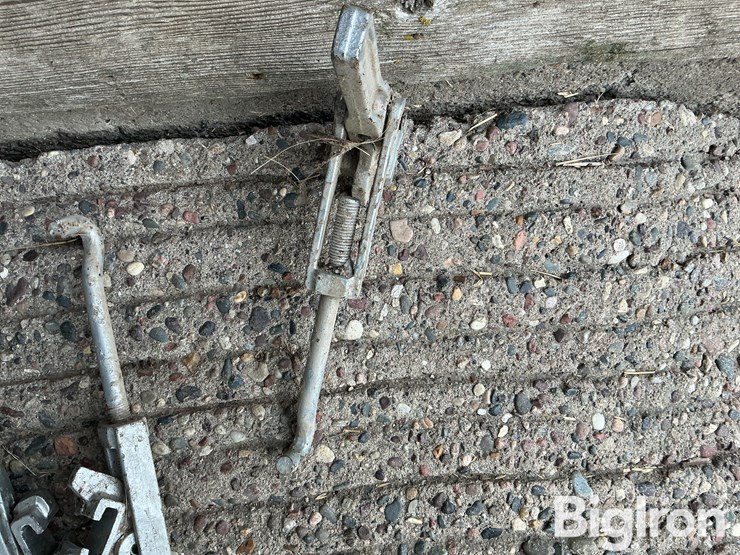 metal-t-rail-band-dual-clamps-image-7