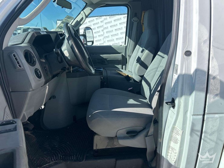 2016-ford-e-450-mobile-command-center-image-11