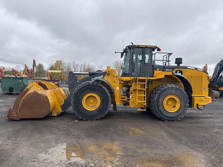 2024-deere-844-p-tier-image-2